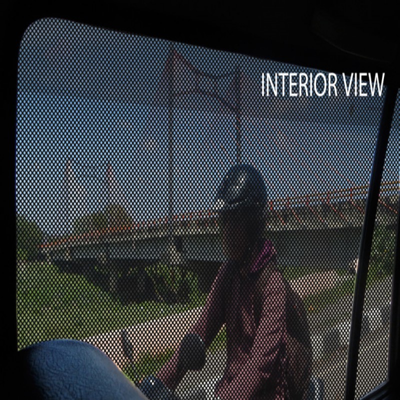 Fenêtre adhésive perforée